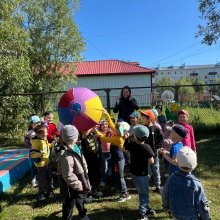 Лето - это время радости и игр на свежем воздухе!